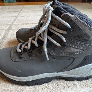 Columbia Waterproof Women's Size 6 Newton Ridge Plus Boots, Quarry/Cool Wave